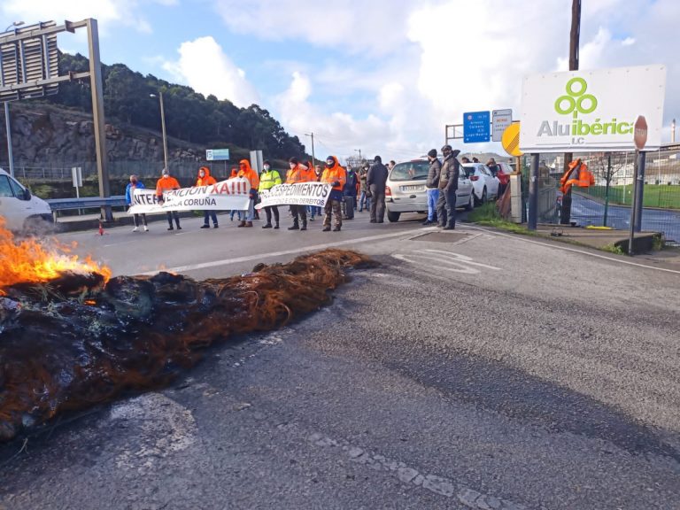 Trabajadores de Alu Ibérica en A Coruña reclaman la intervención de la fábrica en una nueva jornada de protestas