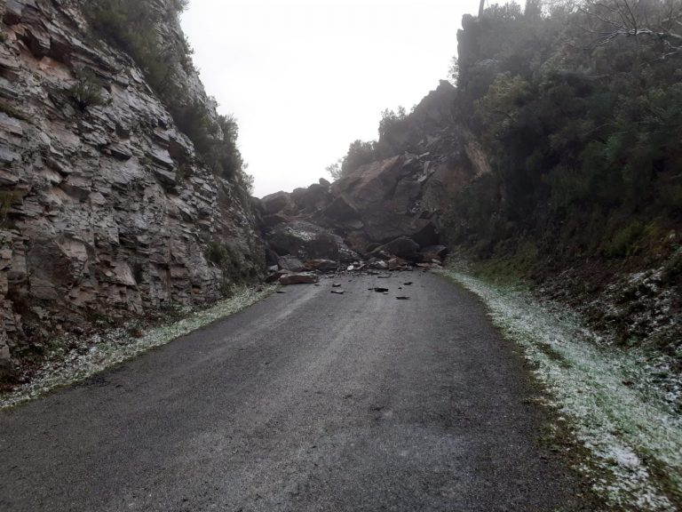 Cortada por un desprendimiento de tierra y piedras la carretera que da acceso a O Piornedo (Lugo)