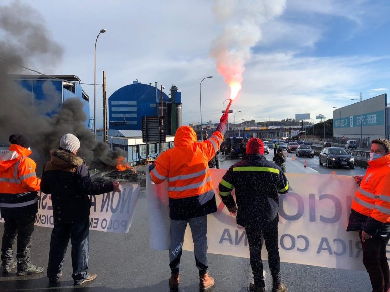 Trabajadores de Alu Ibérica secundan una nueva jornada de protesta en su décimo día de huelga