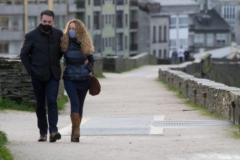 Bajan los positivos diarios en Galicia tras el récord del sábado pero aumenta la presión sobre los hospitales