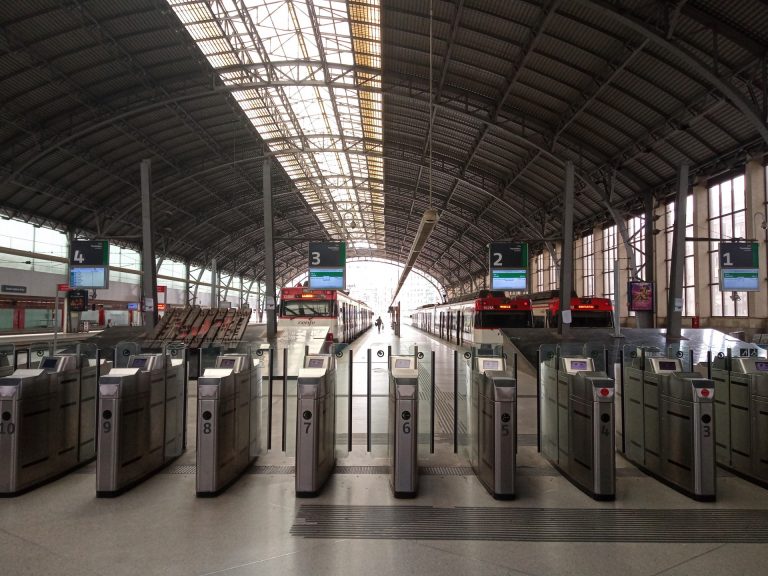 Renfe mantiene el trasbordo por carretera para dos trenes que unen Pontevedra y Madrid