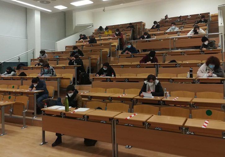 Santiago y Vigo mantienen los exámenes presenciales a pesar de las peticiones del alumnado universitario