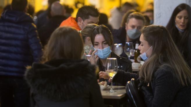 Sanidade estudiará este martes aplicar más restricciones con el foco en las urbes más afectadas y la hostelería