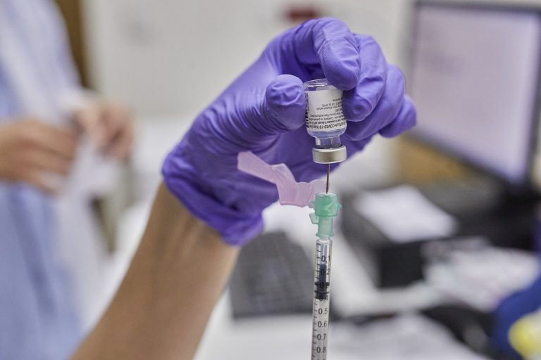 Pfizer tiene «datos prometedores» sobre la capacidad de su vacuna para evitar la transmisión del virus