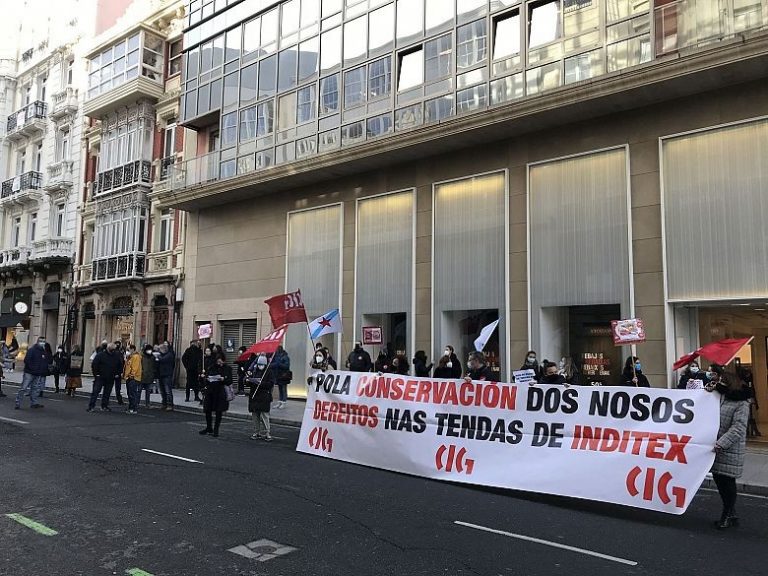 Trabajadores de Inditex se concentran para exigir la recolocación «en iguales condiciones» por el cierre de tiendas