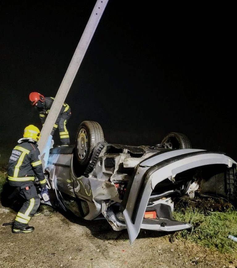 Muere un hombre tras chocar con el coche contra un poste eléctrico en Verín