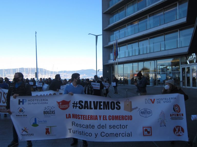 Hosteleros y comerciantes se manifiestan en Vigo para reclamar un rescate apoyado por las distintas administraciones