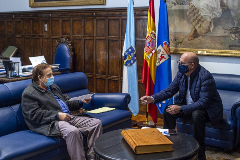 Baltar expresa la receptividad de la Diputación de Ourense para acoger las siete bibliotecas del profesor José Paz