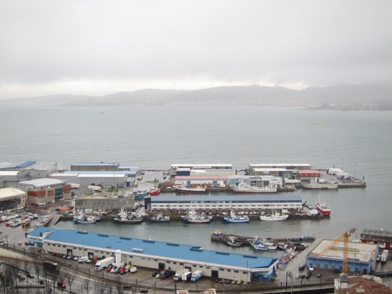 Rescatan a un grupo de entrenamiento de la Policía Nacional tras volcar su embarcación en el puerto de Burela