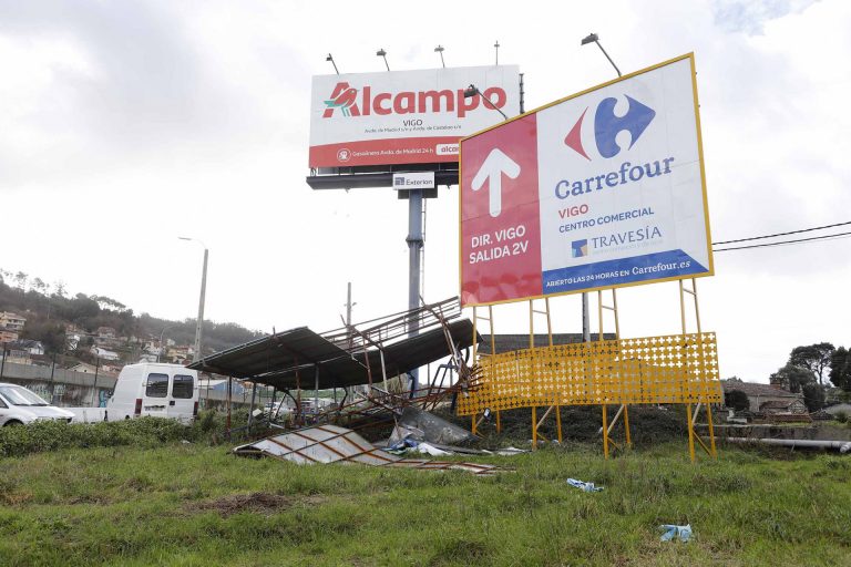 La borrasca causa un accidente en O Porriño y la caída de una cubierta en el ayuntamiento de Redondela