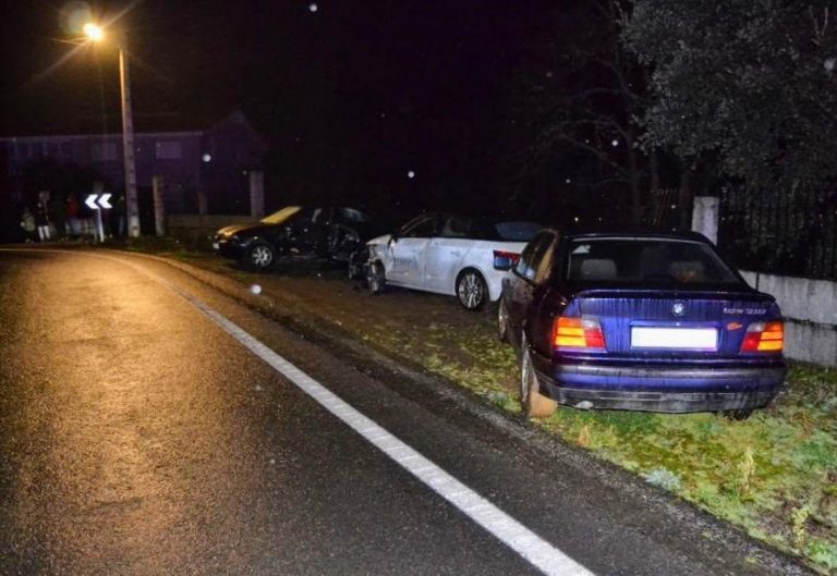 Un conductor que cuadriplicaba la tasa de alcoholemia se sale de la vía y choca contra dos coches aparcados en Toén