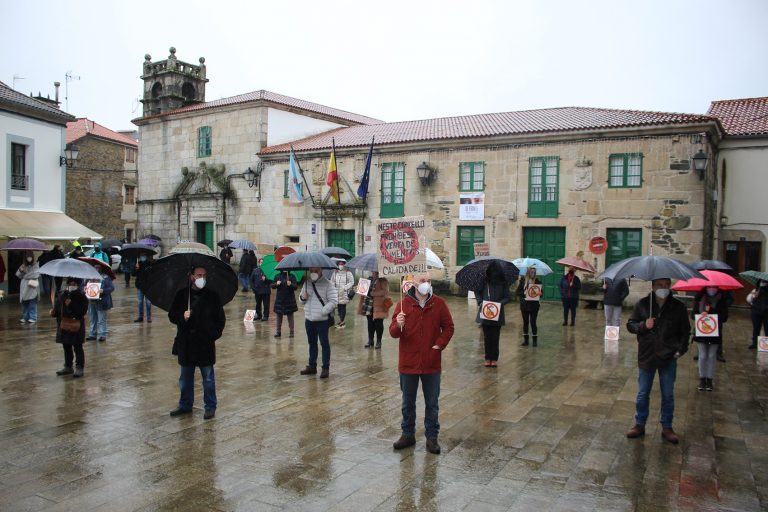 Rural.- Un centenar de personas se concentran en Melide (A Coruña) para pedir la reapertura «inmediata» del mercado