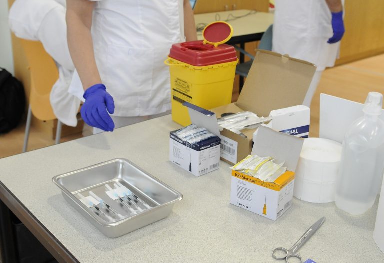 UGT pide la vacunación prioritaria para los empleados de limpieza y seguridad en centros de salud y hospitales gallegos