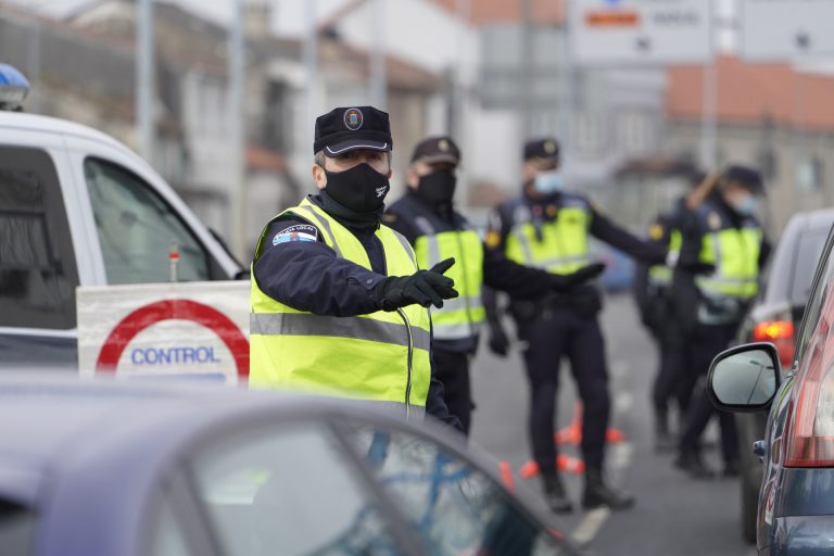 La Policía Local de Vigo denuncia a un conductor que circulaba con el carné suspendido desde el 2009