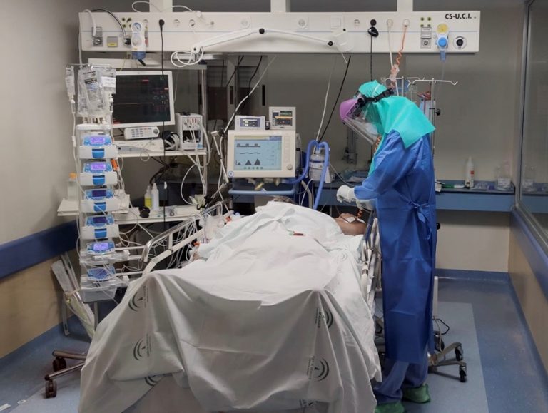 Trabajadores urgen la habilitación de una UCI «más segura» que mantenga las camas disponibles en el Hospital Clínico