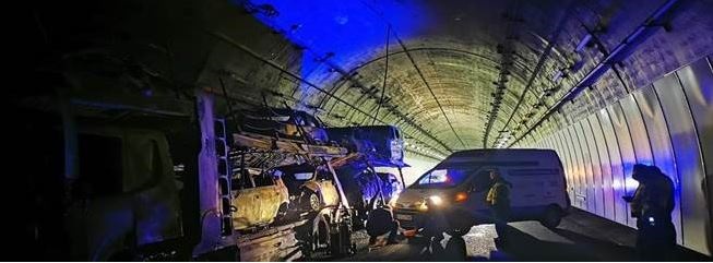 Continúa cerrado al tráfico el túnel de A Cañiza en sentido Ourense tras el incendio de un camión en la A-52