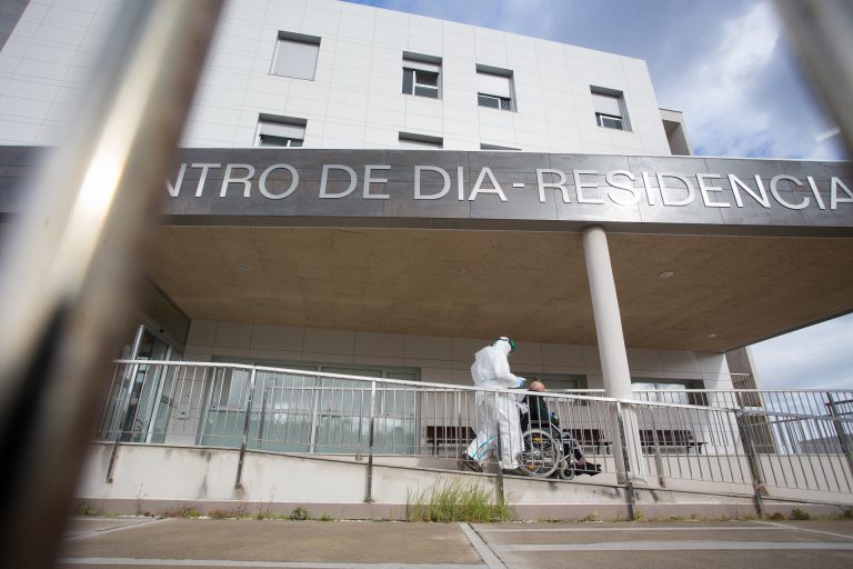 Detectados 13 positivos en usuarios de una residencia de mayores en Teo (A Coruña) y 7 en otra de Boborás