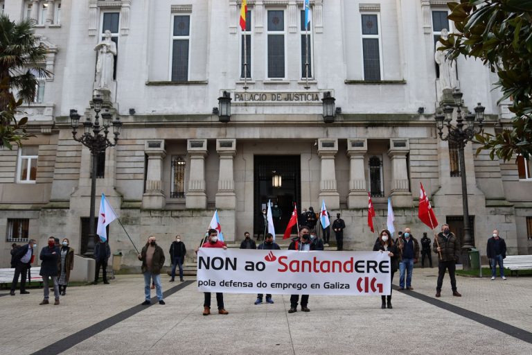 Protesta en A Coruña contra la «precarización laboral» paralela al ERE del Banco Santander