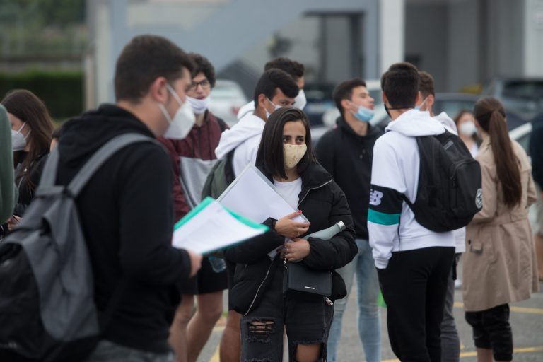 Los centros gallegos suman un nuevo máximo de la pandemia con 3.511 positivos y al menos 10 escuelas cerradas