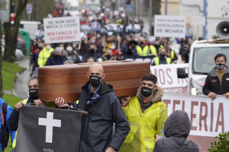 Cientos de hosteleros escenifican ante la Xunta el entierro del sector para reclamar un «rescate ya»