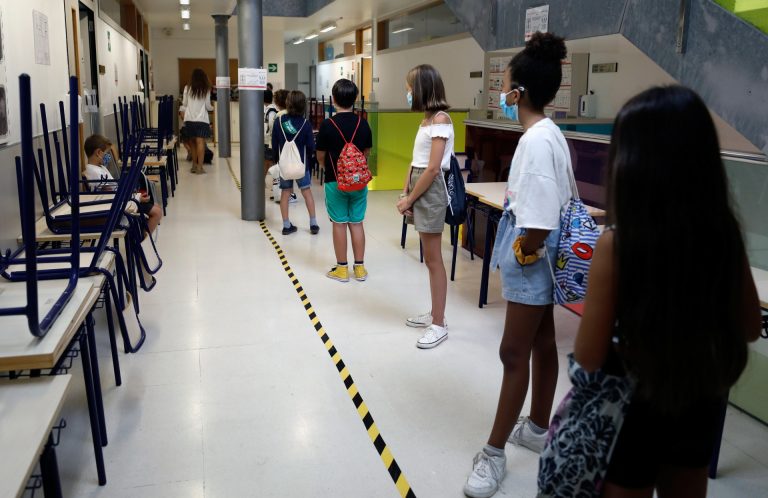 Los centros educativos gallegos suman un nuevo máximo con 3.725 positivos y al menos 184 aulas cerradas