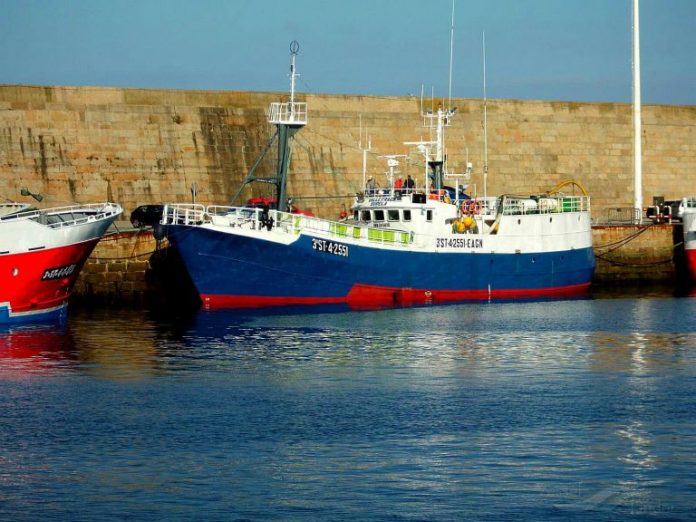 Catorce marineros de un pesquero de Burela dan positivo por COVID-19