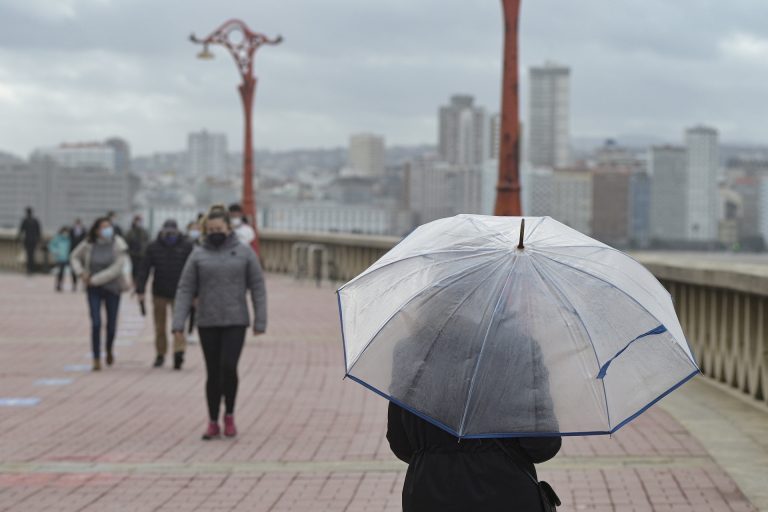 Ocho provincias, entre ellas las del litoral gallego, están en aviso por lluvias, olas o viento