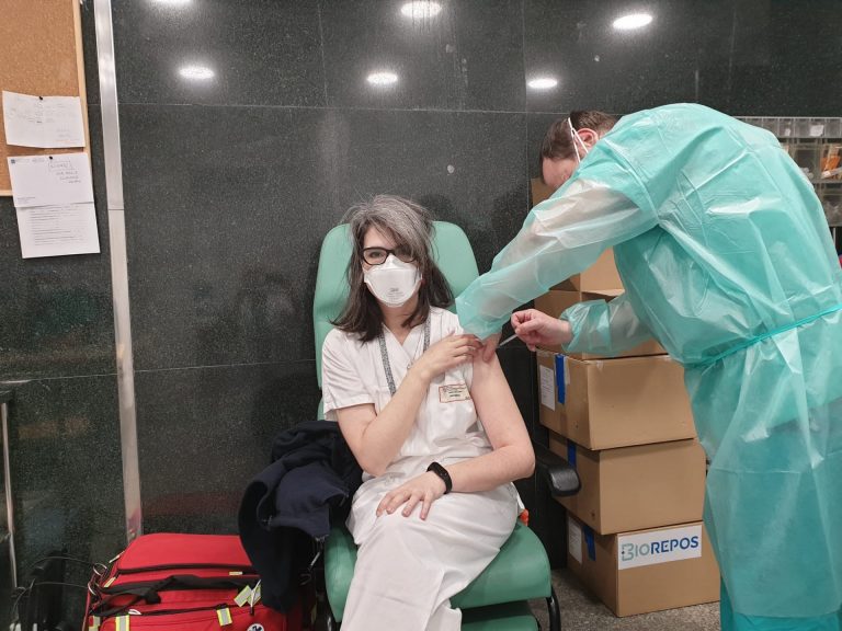Colegio de Médicos de A Coruña dice que Sanidade compromete «la inmunización inmediata» a personal de la privada