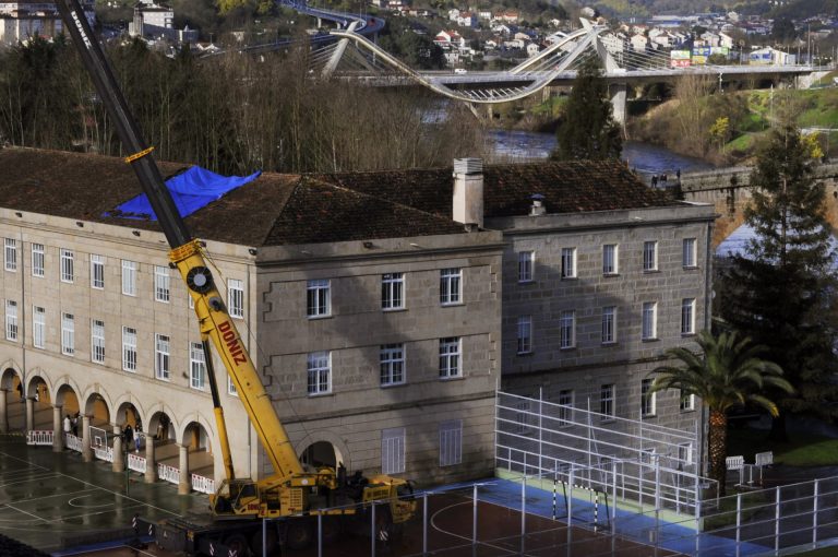 Inspeccionan la cubierta del Colegio Salesianos de Ourense tras desplomarse una parte