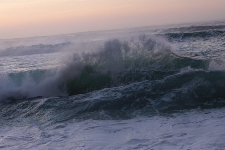 Aviso amarillo este lunes por olas de cuatro a cinco metros en las Rías Baixas y en la Costa da Morte