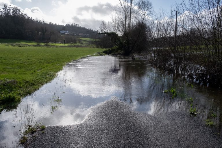 Las fuertes lluvias causan el desbordamiento de los ríos Tambre y Arnoia y el corte de carreteras secundarias