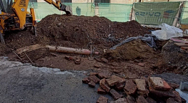 Aparecen nuevos restos arqueológicos en los trabajos de peatonalización de la calle Quiroga Ballesteros, en Lugo