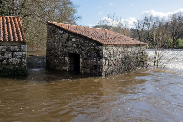 La acumulación de lluvia provoca el desbordamiento de ríos e inundaciones en la comarca de Verín (Ourense)