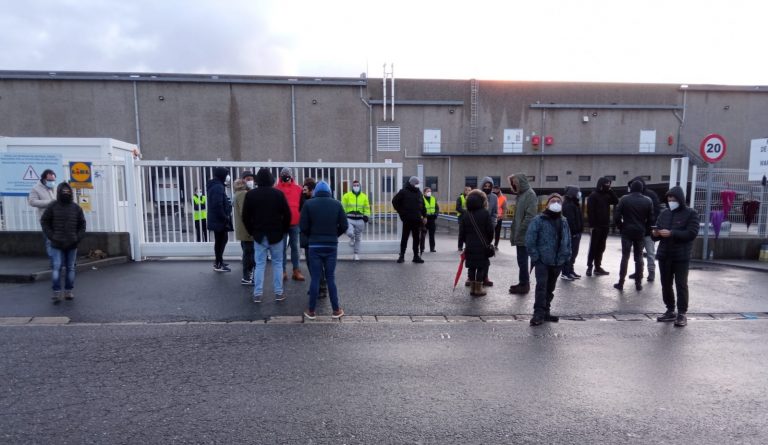 La huelga de los trabajadores de Lidl paraliza la plataforma logística en Narón