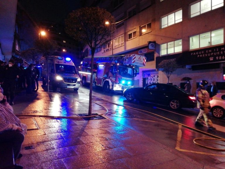 Varias personas atendidas por inhalación de humo en un incendio registrado en un piso de Vigo