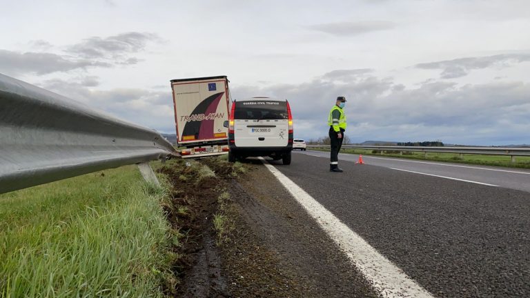 La salida de vía de un camión en la A-52 provoca el corte de un carril en Xinzo de Limia (Ourense)