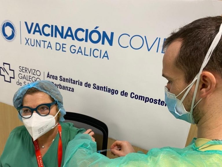 Galicia inicia en el área sanitaria de Santiago la vacunación del personal de ayuda en el hogar