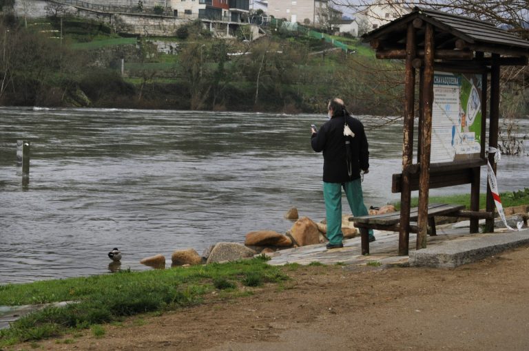 Las crecidas de ríos causan el corte de carreteras e inundaciones en la provincia de Ourense