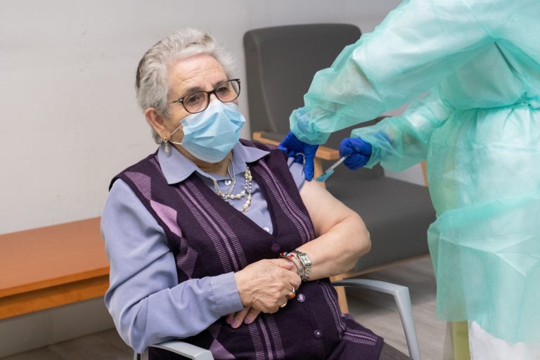 Galicia finaliza la vacunación en geriátricos y centros de discapacidad, salvo aquellos con brotes recientes