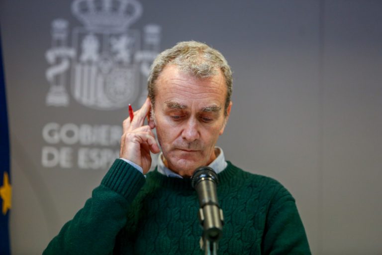 Cvirus.- Simón no ve necesario por ahora vacunar en estadios pero abre la puerta si «llegan millones de dosis»