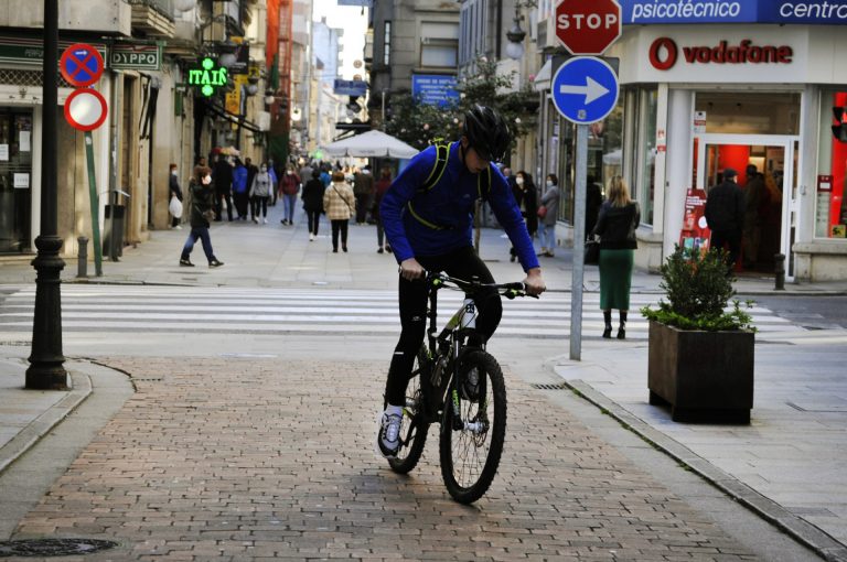 Cvirus.- Galicia inicia la desescalada en el comercio, el deporte y la cultura, pero los municipios continúan cerrados
