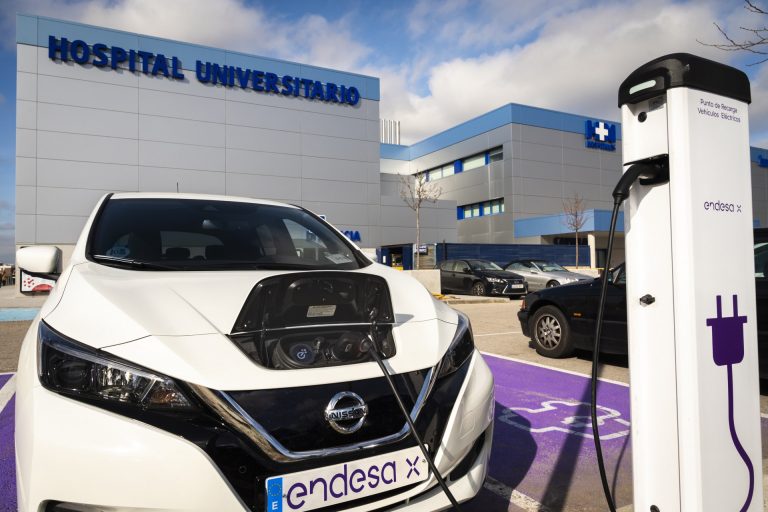 Endesa instala puntos de recarga para coches eléctricos en el Hospital de la Esperanza de Santiago