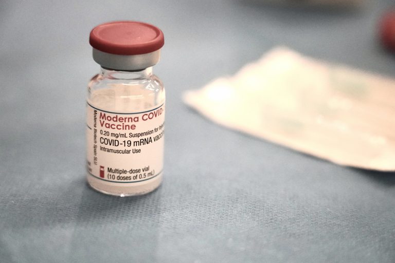 Bruselas dice que la seguridad de las vacunas es «primordial», tras posponer Janssen las entregas a la UE