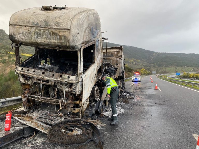 Cortado un carril de la A-52 en Verín (Ourense) por el incendio de un camión que transportaba vehículos