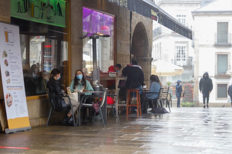 La Policía Local de Ferrol sorprende a un cliente tomando un café en el interior de un bar acompañado del dueño