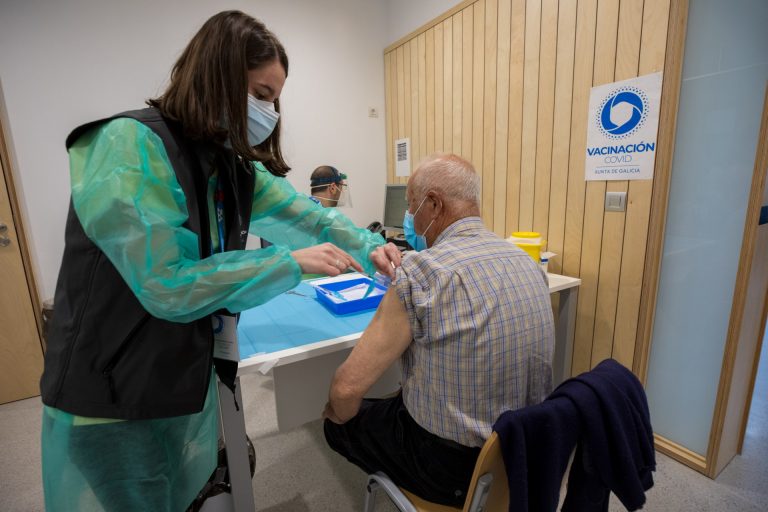 Arranca la vacunación de los mayores de 80 años con una prueba piloto en 8 centros del área de Santiago