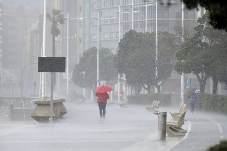 El temporal deja lluvias de más de 65 litros por metro cuadrado en Zas y Santa Comba y vientos de 157,7 km/h en Vimianzo
