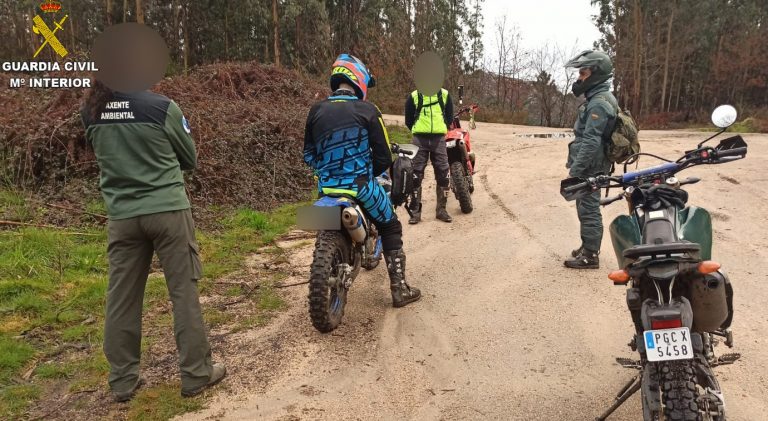 Denunciada una veintena de conductores de motos y vehículos todoterreno en controles en montes de O Porriño y Salceda