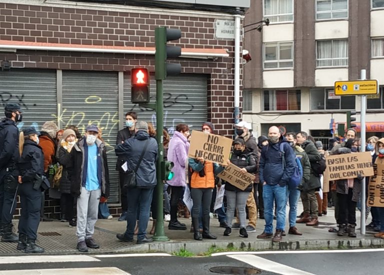 Unas decenas de negacionistas protestan ante el Parlamento en contra de la ley de salud gallega