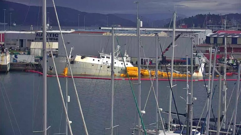 Concluyen los trabajos de extracción del combustible del buque incendiado en un muelle de Vigo